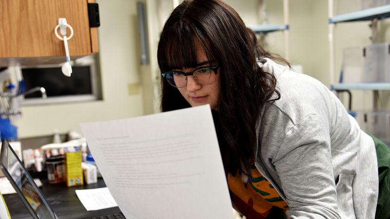 Chloe Mazza doing work in a 生物学 lab